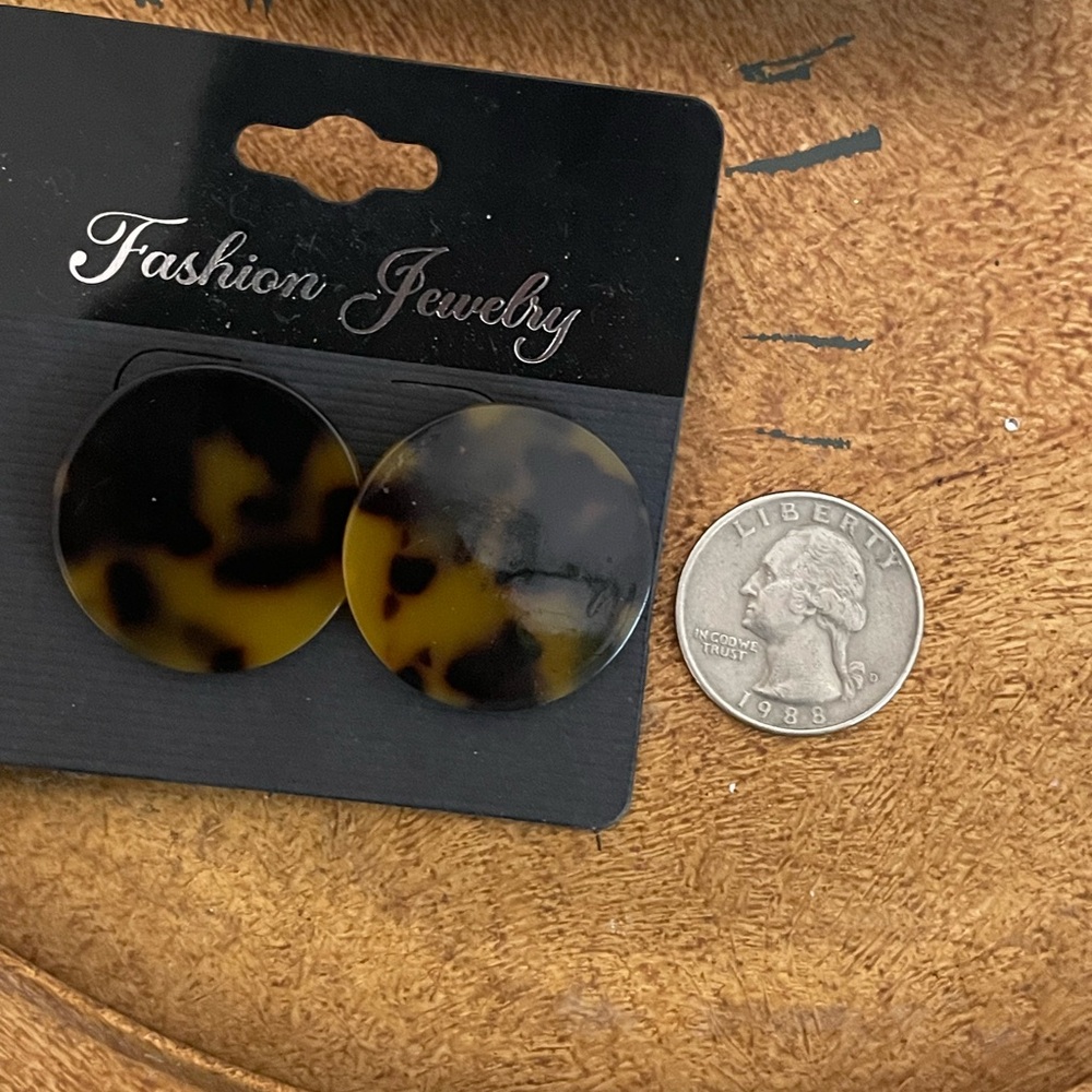 Tortoise Shell Pattern Earrings - Picture 2 of 6